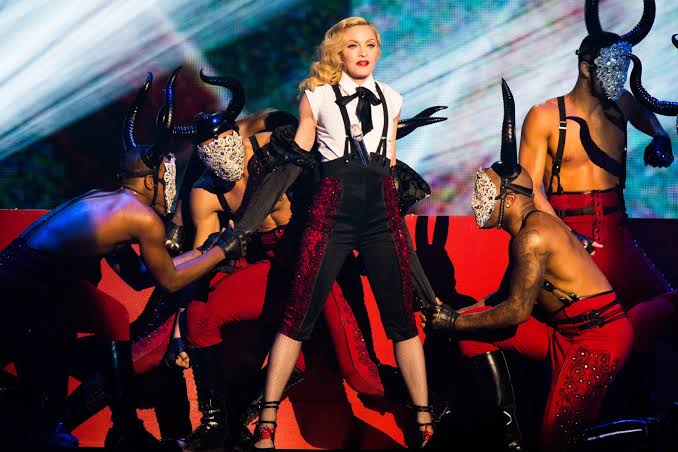 GsusGtz's tweet photo. @MateoAvila25946 @yerimua Hubiera disimulado un poco la Kim. Literal se copio la presentación de Madonna en los BRITs. 🤣 https://t.co/6KA9bBOXBl
