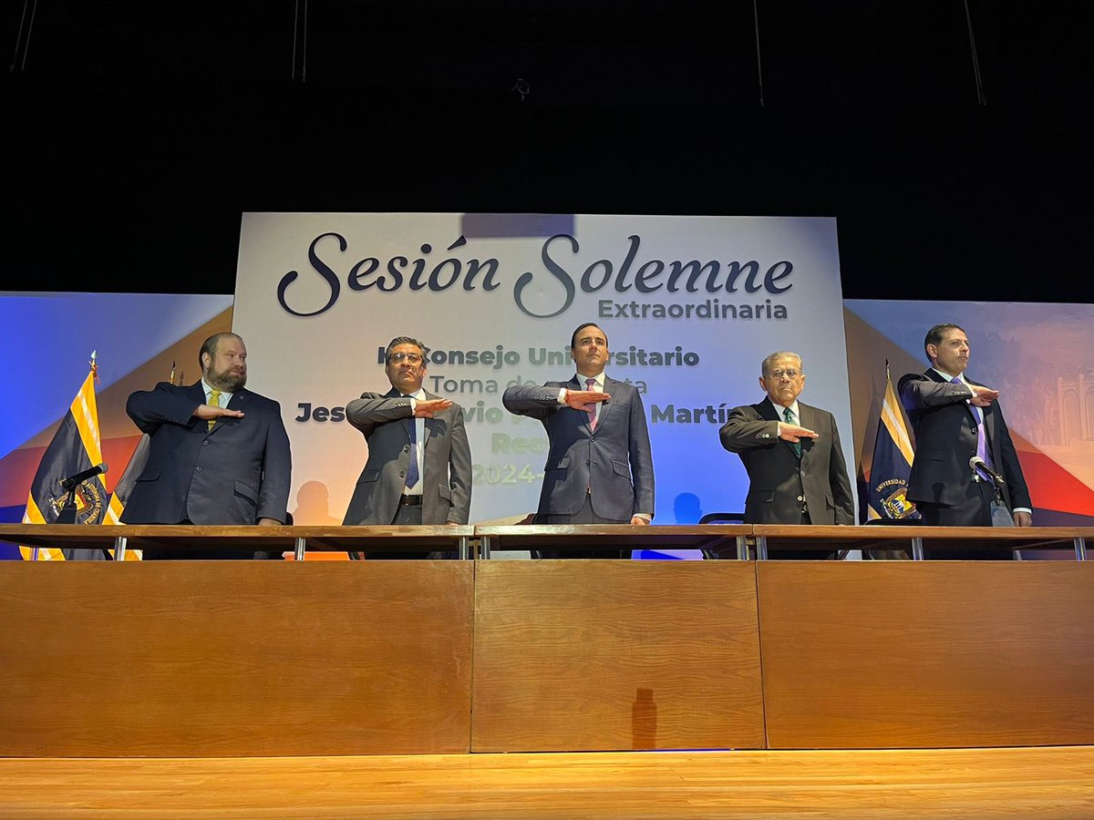 En la Sesión Solemne Extraordinaria del H. Consejo Universitario y toma de protesta del rector de la <a href="/UAdeC/">@UAdeC</a> <a href="/OctavioPim1/">Octavio Pimentel</a> en #Arteaga. #CoahuilaPaDelante #APasosDeGigante