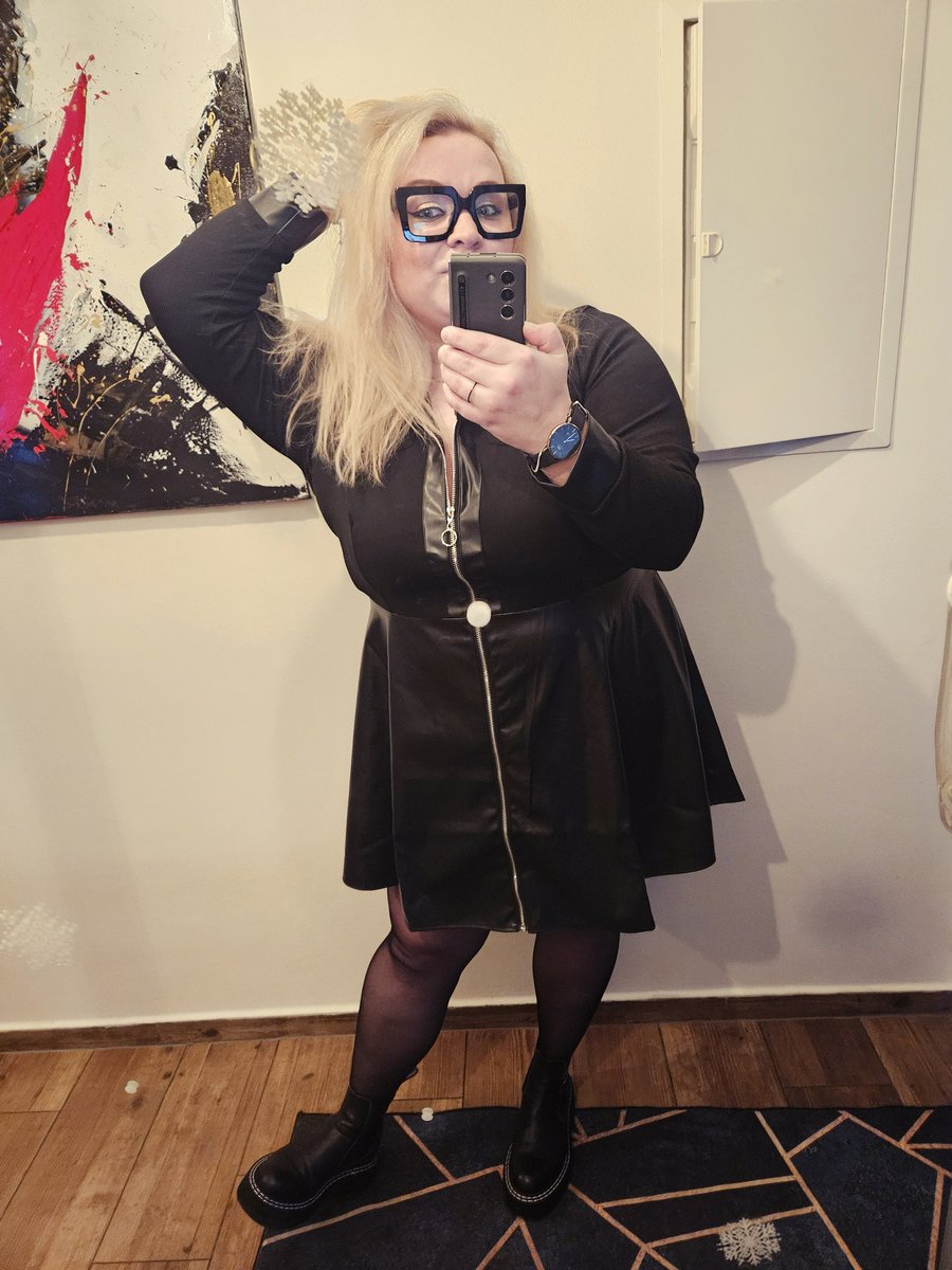 Ellliesa's tweet photo. Takový to, když se hodíte do gala a jdete na sraz s lidmi, se kterými jste vyrostli a neviděli je přes deset let a jste jediní, kdo tam dorazí, protože vám jaksi nikdo nedal vědět...🙈💩 Takže heppy frájdej, milí moji 💙 Návrat do dětství jako bejk. 
#tochces https://t.co/V2cUJhCxuY