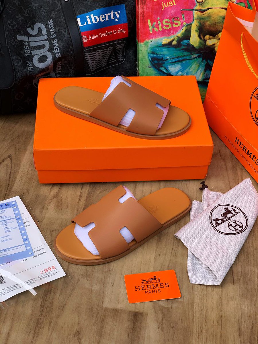 shoppingwithtee's tweet photo. @UnclebeeOla If he/she loves looking peng🔥, then will be a perfect gift for valentine, Get quality sneakers, shoes and slides, available for as low as 17000naira, and watch the love grow more🥰...Location: Lagos. 

Tap the link below to place your orders👇
https://t.co/8aPkgSnXji

Please RT https://t.co/BZL5x1W5cX