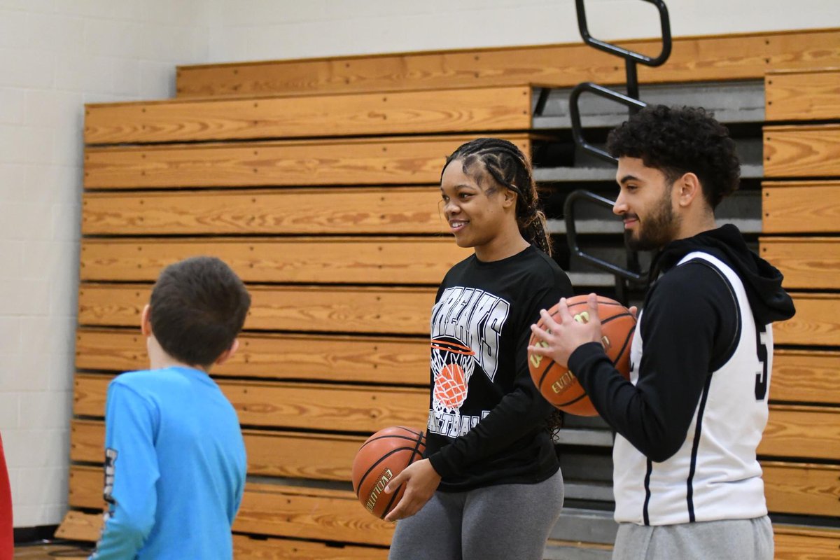 Tyree, Cody, Ian, and Jace all took time out of their day to spend time with the kids that won the Give Back Galesburg Challenge in the elementary and middle schools. It was an awesome experience for everyone! Shoutout to Mrs. Aten making this happen! #thesilverstreakway
