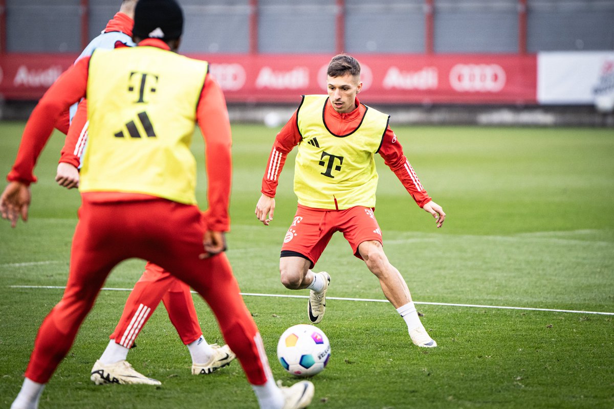 FCBayern's tweet photo. 👋 #ServusBryan 

#MiaSanMia #FCBayern https://t.co/k4IUVNhwzT
