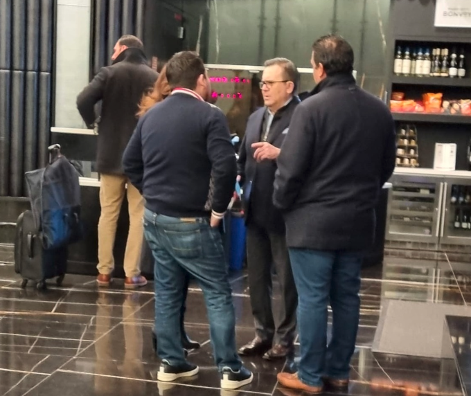 SocCivilMx's tweet photo. 2o día en Nueva York para @XochitlGalvez 

Aquí el coordinador de la gira @ildefonsogv quien ha trabajado en secretarías como: programación y presupuesto, comercio y fomento industrial, relaciones exteriores, turismo y economía.

México no merece más ocurrencias. https://t.co/t1zNMp0bHr