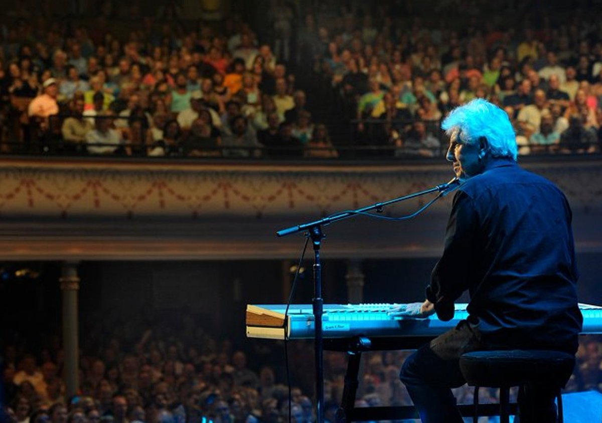 "He has a rapier intellect. A great vision, compassion. He has patience &amp; he hears everything. He has a marvelous voice &amp; he writes those wonderfully accessible songs everyone can relate to. They hear those words &amp; they know they're not alone." Stephen Stills
HBD <a href="/TheGrahamNash/">Graham Nash</a>!