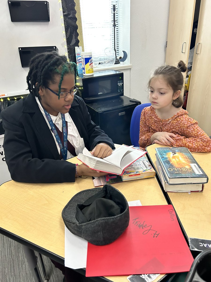 Matos_Jones1st's tweet image. ¡Educación en espiral! Seguimos motivando y compartiendo con nuestros amigos en la lectura del 5to grado 📖 @Ms_Garza5th @JonesAcademy1 #sololomejor