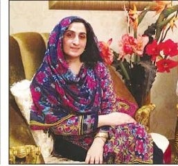 اس فراڈن کے کرتوت تو دیکھ لیے
اب شکل بھی دیکھ لیں