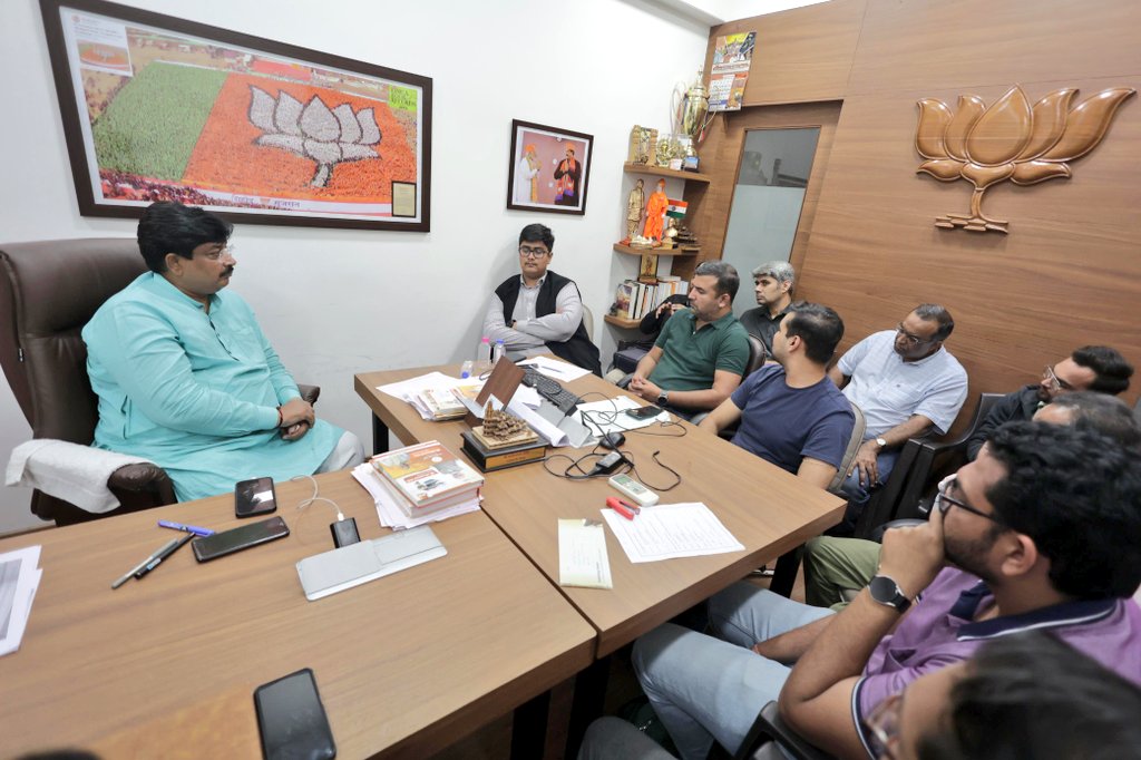 AmitThakerBJP's tweet photo. Interacted with startup founders of Vejalpur and discussed their innovations. It was a fruitful conversation with lot of idea sharing. #VejalpurStartupFestival #VSF #StartupIndia https://t.co/NwD5fm6QTt