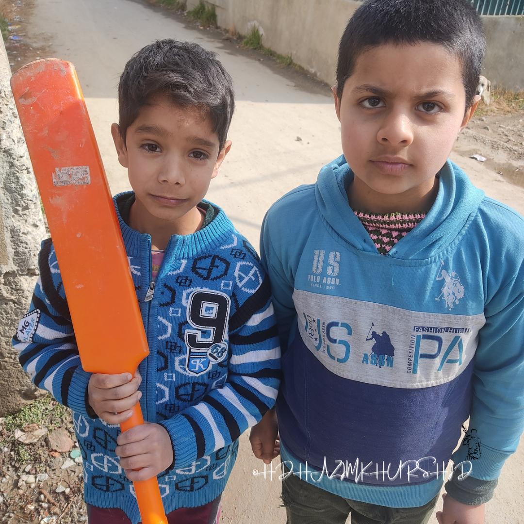 These childrens says,
'hazim bai aase khad netes.'
#love #life #sakoon❤️ #bacha_party❤️💕😘😍 #dil_ka_sakoon #writer #hdhazimkhurshid #hdhazimkhurshid_writer #hdhazim_Photographer #story_teller #hdhazim #hdphotos #hd_story #hd13💝 #hd_writer13 #8413 #hd
Pic : HD Hazim Khurshid