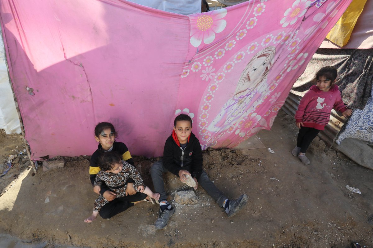 UNRWA's tweet photo. Over 100,000 people in📍#Gaza are either dead, injured, or missing and presumed dead.

An estimated 17,000 children are unaccompanied or separated from their parents - 1% of the 1.7M displaced population.

#Gaza is being strangled and the world seems to have lost its humanity. https://t.co/AAUb3uMaC4