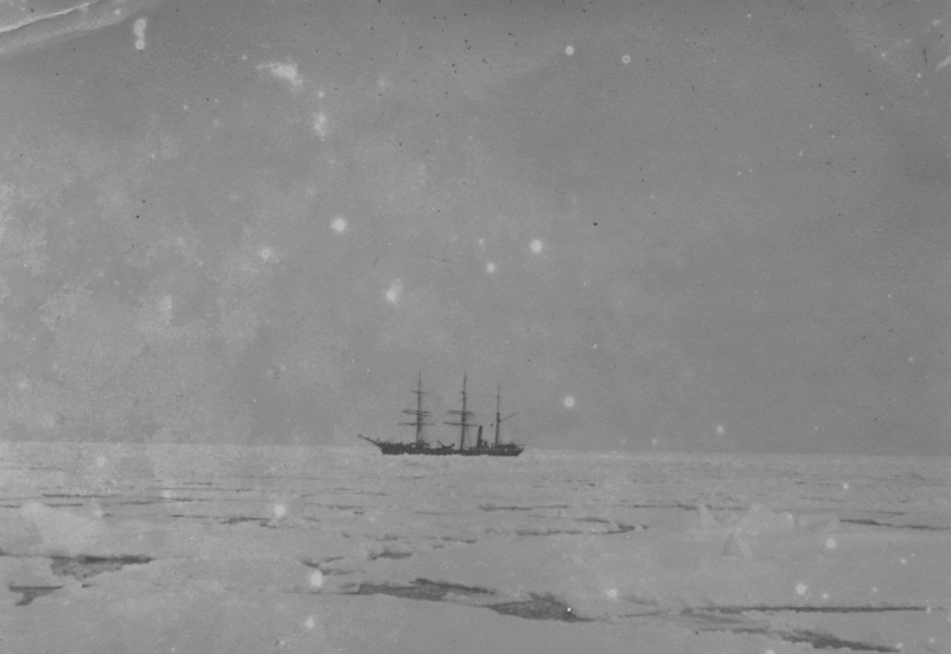 DiscoveryDundee's tweet photo. π¦π·β΅οΈ For this week's #FridayCollections, we wanted to share with you this picture of the Discovery in pack ice in Antarctica.
This photograph was part of an envelope of photographs that were associated with William Colbeck, Captain of the "Morning". https://t.co/nC58RvK5LB