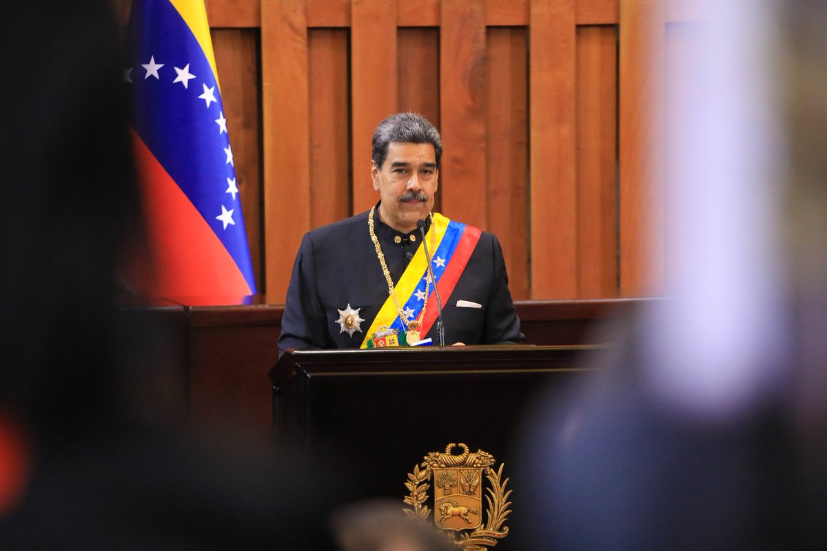 En nuestro país no mandan las oligarquías ni el imperialismo, aquí al Presidente lo elige el Pueblo con votación libre, ejerciendo soberanía, tal y como lo establece la Constitución de la República Bolivariana de Venezuela. Con la verdad y la legalidad seguimos venciendo las