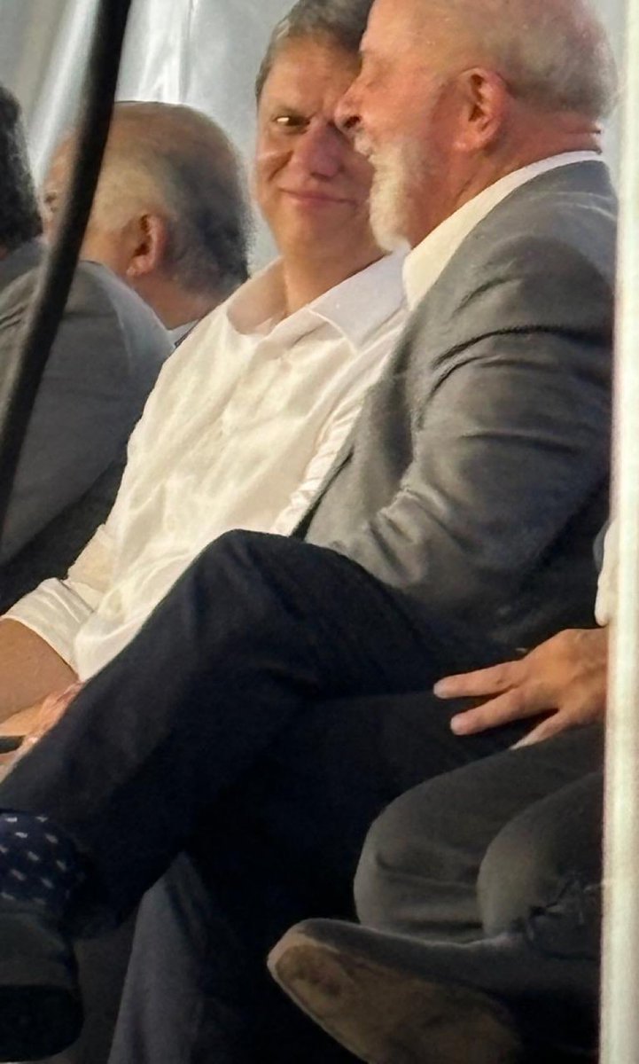 O amor está no ar? Não, é a democracia que está de volta. Chora, Bolsonaro.