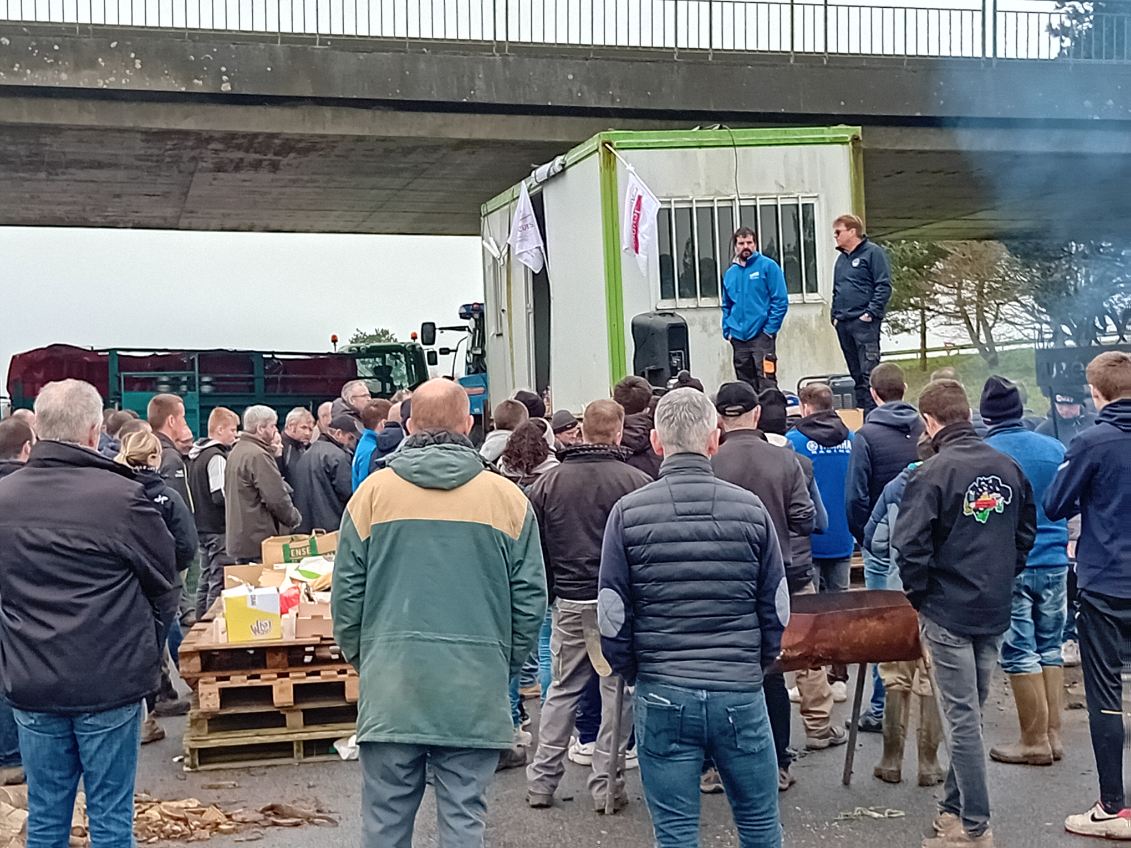 FDSEA_Finistere's tweet photo. 📢 Nous avons décidé de lever les blocages à #Pleyben et #Ploudaniel cet après-midi
Notre mobilisation a porté ses fruits sur certains points, mais elle ne cesse pas pour autant !
👉 Maintenant au travail avec l'administration pour engager la simplification annoncée https://t.co/Jb0cm8NYsz