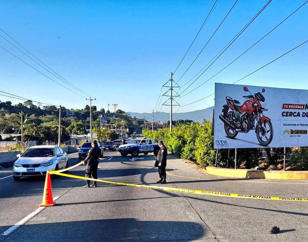 #Nacionales || Hombre fallece tras ser atropellado en el km 7 de la carretera de Oro, a la altura de la residencial Altavista en Tonacatepeque.

Según información la víctima se cruzo la calle cuando un vehículo lo embistió y la persona responsable huyó del lugar.