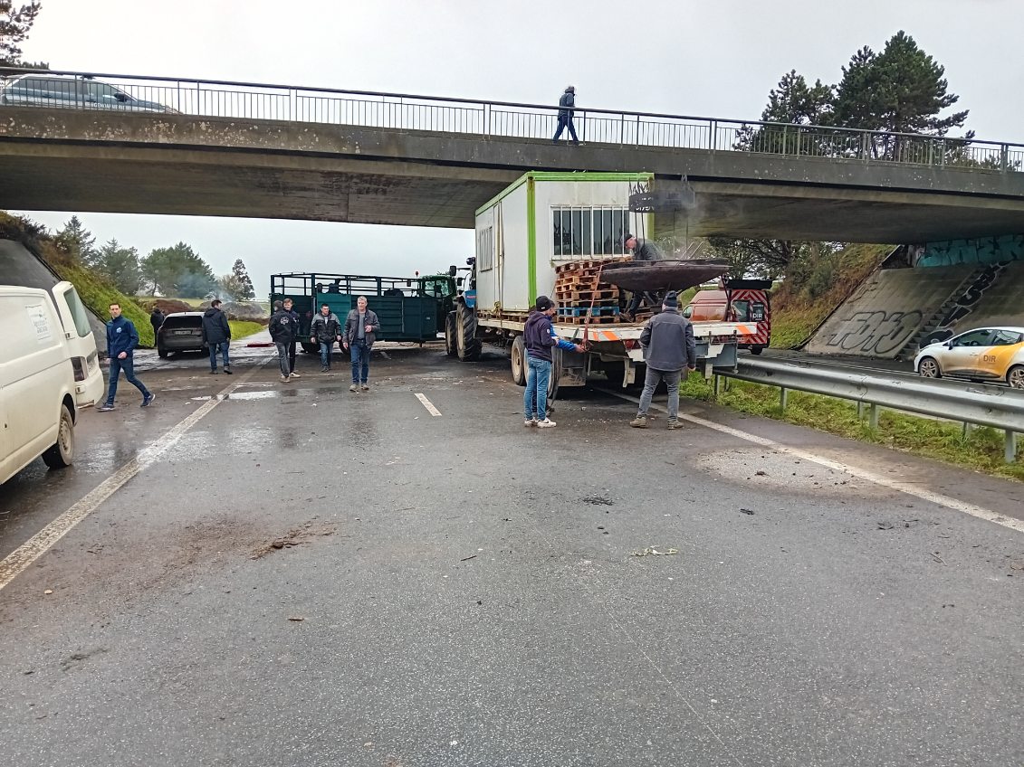 FDSEA_Finistere's tweet photo. 📢 Nous avons décidé de lever les blocages à #Pleyben et #Ploudaniel cet après-midi
Notre mobilisation a porté ses fruits sur certains points, mais elle ne cesse pas pour autant !
👉 Maintenant au travail avec l'administration pour engager la simplification annoncée https://t.co/Jb0cm8NYsz