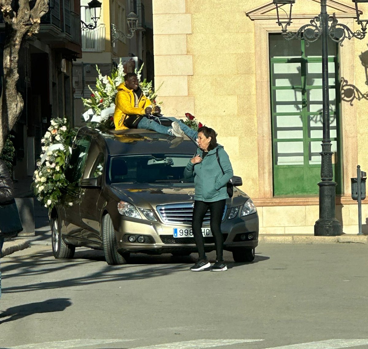 Vox_Murcia's tweet photo. ⚠️Esta mañana en Totana sus vecinos han podido comprobar las consecuencias del multiculturalismo que nos trae el Gobierno de Sánchez. 

❌️Entran de manera ilegal a España, no se adaptan y además tampoco respetan a los muertos. 
#FronterasSeguras 
#BarriosSeguros https://t.co/WerXskrLIk