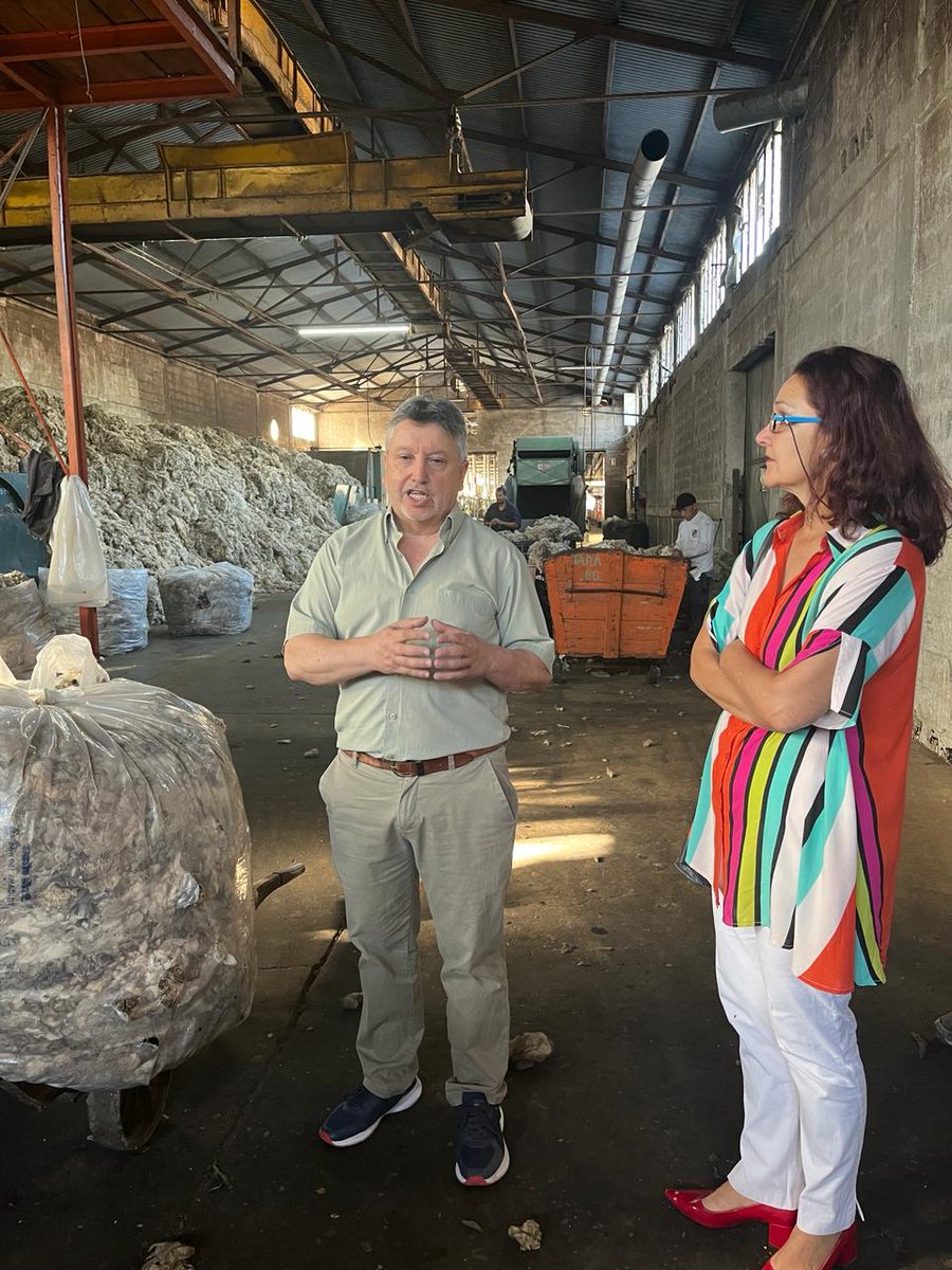 TrelewBureau's tweet photo. 📌Ayer visitamos junto a nuestra embajadora turística Marina Rivera y parte del equipo técnico del #Entretur, las Instalaciones de la Cooperativa Lanera Trelew.🧶

👉Conocer el trabajo que hacen, la producción de prendas con #LanaMerino y fomento de la identidad local productiva. https://t.co/05iluu0xSg