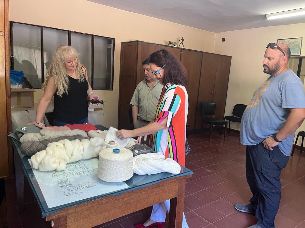 TrelewBureau's tweet photo. 📌Ayer visitamos junto a nuestra embajadora turística Marina Rivera y parte del equipo técnico del #Entretur, las Instalaciones de la Cooperativa Lanera Trelew.🧶

👉Conocer el trabajo que hacen, la producción de prendas con #LanaMerino y fomento de la identidad local productiva. https://t.co/05iluu0xSg