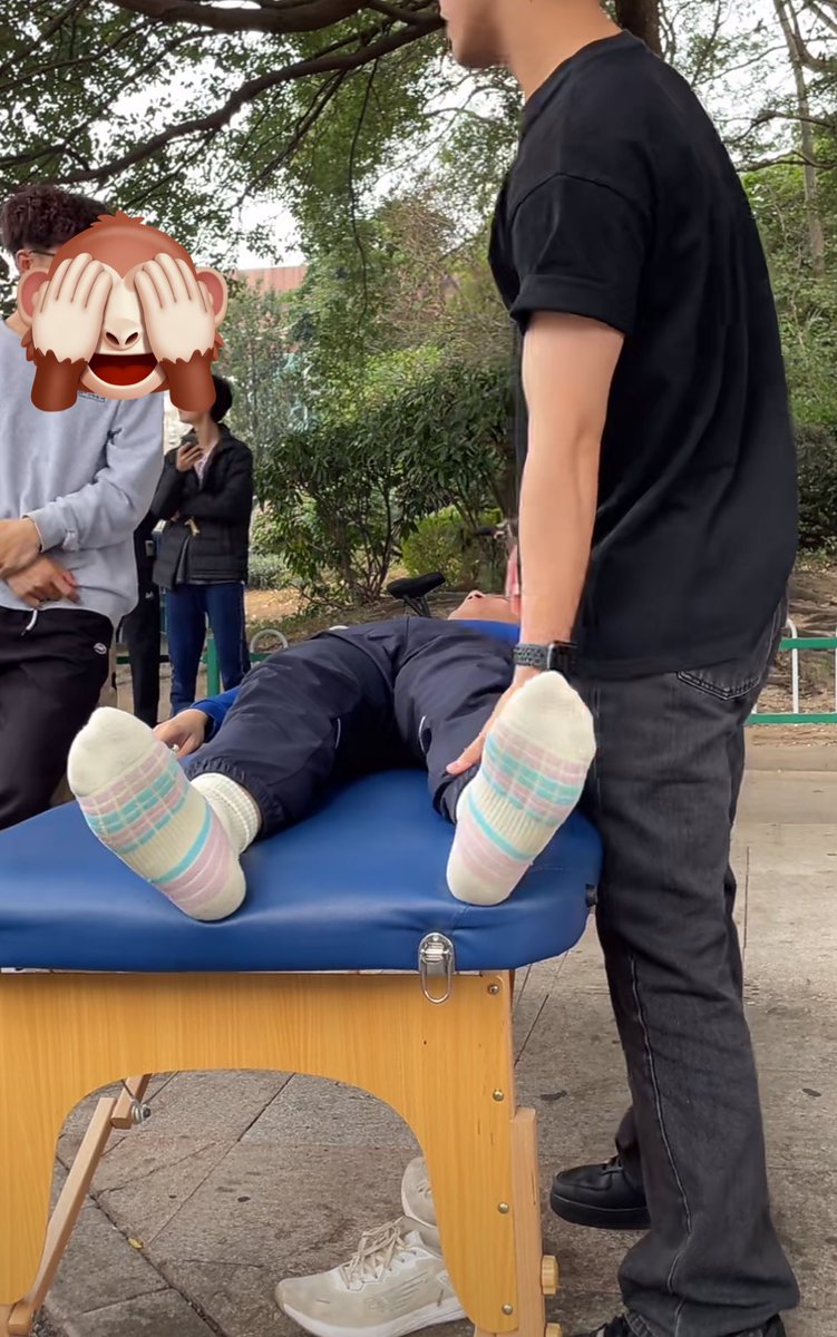 （1）dy上刷到的体育生考试放松直播，抓拍到了好多鲜嫩的大臭脚，突然觉得这个工作也不错，顺道玩弄了肌肉体育生。#体育生 #臭脚 #臭脚体育生 #按摩