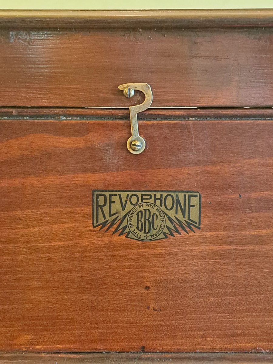 NedUpcycle's tweet photo. Very rare1920/30’s BBC Revo crystal radio box restored and repurposed into a drinks box. Available here ➡️ https://t.co/Idq9qt21XE #upcycle #barware #homebar #mixology #BBC #travelbox #companionbox #mancave #etsyuk https://t.co/GXvDsnd3MW