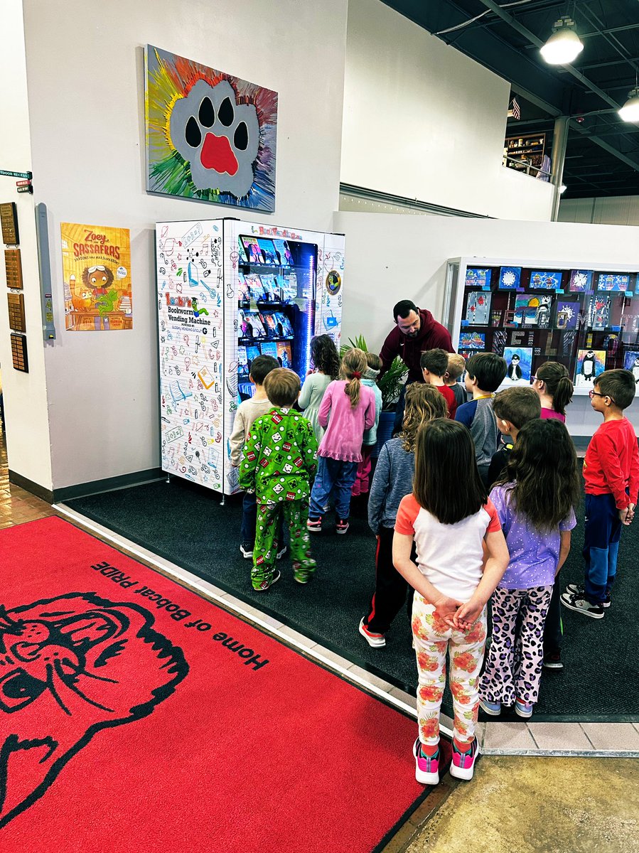 Bellflower_73's tweet image. Our proud passengers got to visit our new book vending machine and get to take home a new book! We are so proud of their good work in the classroom! 🚌
#onceacard