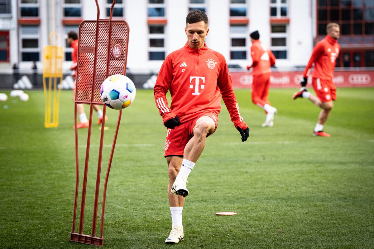 FCBayernEN's tweet photo. Being put through his paces 👊

#ServusBryan #MiaSanMia https://t.co/Emwjxo1gyP