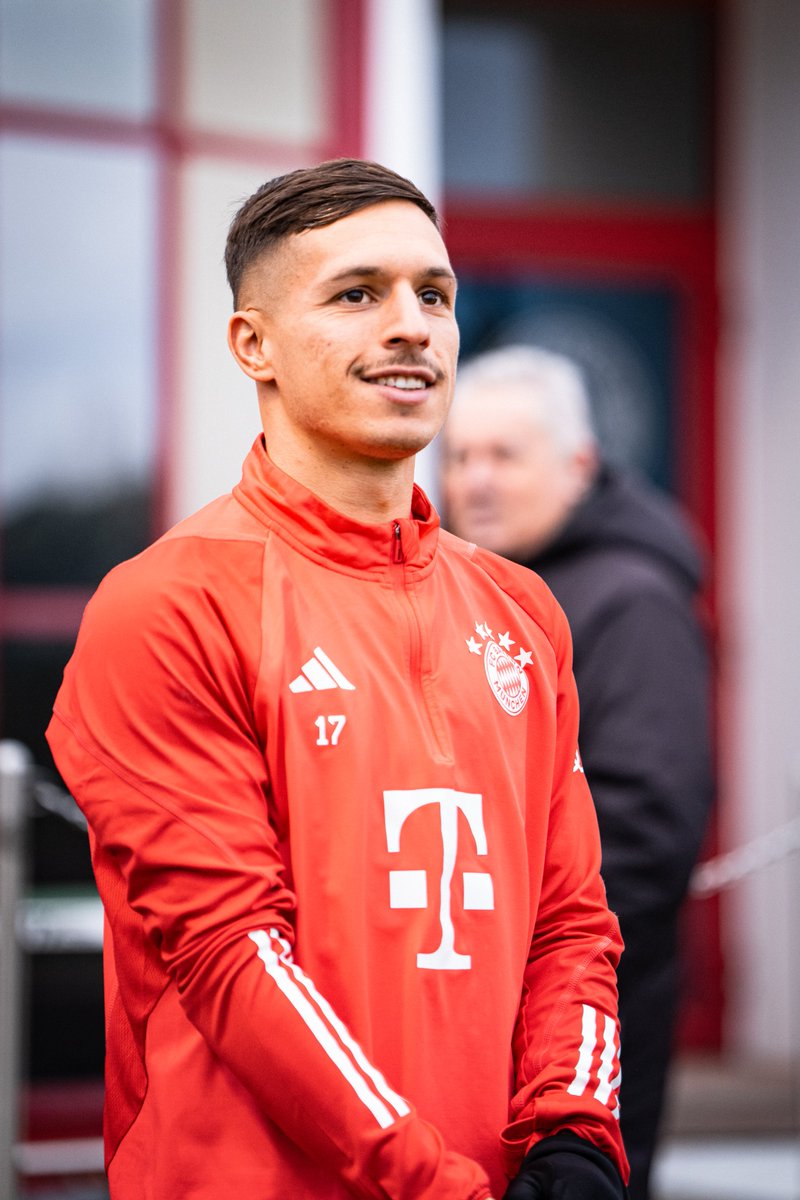 FCBayernEN's tweet photo. Being put through his paces 👊

#ServusBryan #MiaSanMia https://t.co/Emwjxo1gyP