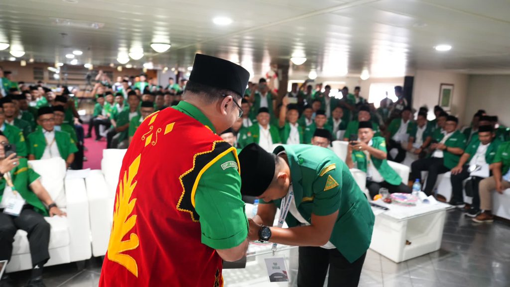 Official_Ansor's tweet photo. Khidmah kepengurusan PP GP Ansor di bawah mandataris Ketua Umum Sahabat H Yaqut Cholil Qoumas telah berakhir. Laporan Pertanggung Jawaban, tidak hanya diterima, tetapi genap mendapat apresiasi. 

Penerus estafet, semoga terus memegang kesinambungan cita-cita mulia dalam menjaga ajegnya Islam Ahlussunnah wal jamaah dan keutuhan NKRI