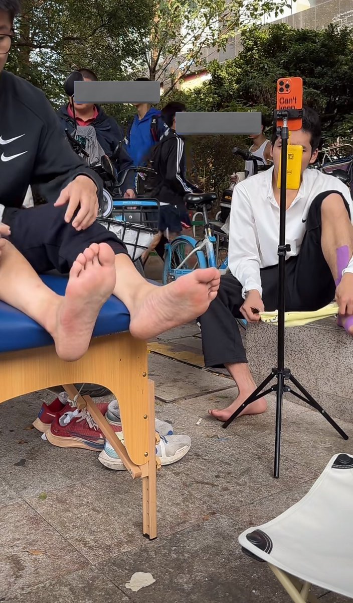 （2）dy上刷到的体育生考试放松直播，抓拍到了好多鲜嫩的大臭脚，突然觉得这个工作也不错，顺道玩弄了肌肉体育生。#体育生 #臭脚 #臭脚体育生 #按摩