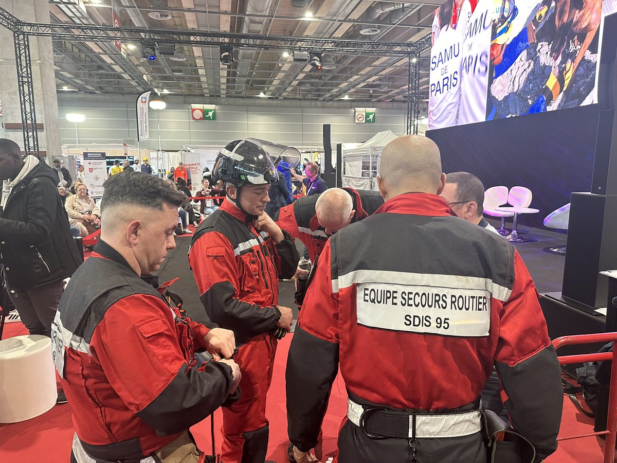 <a href="/SecoursExpo/">Secours Expo</a>: Merci à <a href="/Extrac78/">Extrac78</a> ,<a href="/Lupins_77/">Lupins 77</a> et  <a href="/ESR951/">ESR95</a> pour leurs démonstrations de prise en charge de victimes de la route, sur un véhicule de <a href="/renault_fr/">Renault France</a> , « découpé » par des outils <a href="/HolmatroRescue/">Holmatro Rescue</a> mis à disposition par la Ste Gallin. 🙏
<a href="/pompiers78/">pompiers78</a> 
#HumanFirst de #Renault