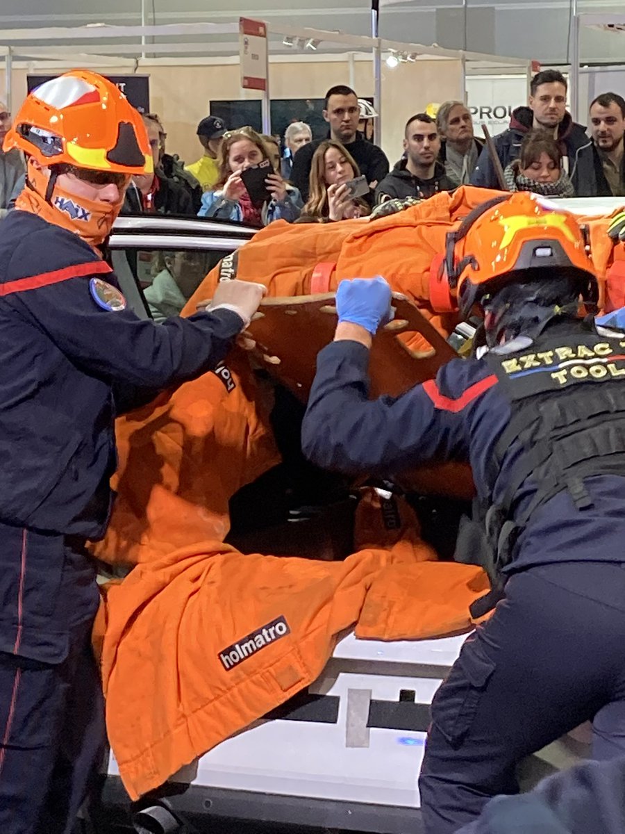 CLenglos's tweet photo. @SecoursExpo: Merci à @Extrac78 ,@Lupins_77 et  @ESR951 pour leurs démonstrations de prise en charge de victimes de la route, sur un véhicule de @renault_fr , « découpé » par des outils @HolmatroRescue mis à disposition par la Ste Gallin. 🙏
@pompiers78 
#HumanFirst de #Renault https://t.co/fODzT9Vj3X