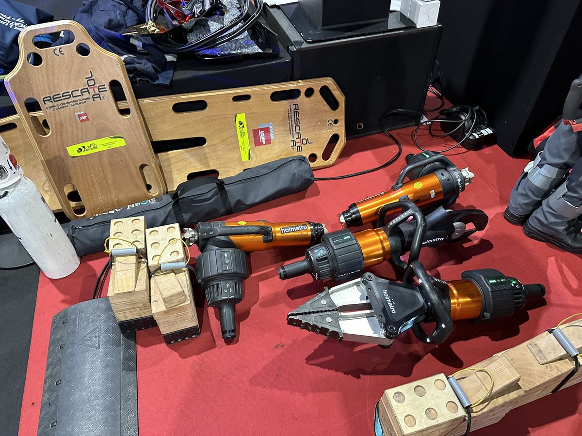 CLenglos's tweet photo. @SecoursExpo: Merci à @Extrac78 ,@Lupins_77 et  @ESR951 pour leurs démonstrations de prise en charge de victimes de la route, sur un véhicule de @renault_fr , « découpé » par des outils @HolmatroRescue mis à disposition par la Ste Gallin. 🙏
@pompiers78 
#HumanFirst de #Renault https://t.co/fODzT9Vj3X