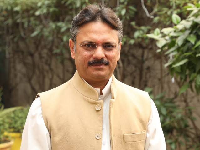 mishra_satish's tweet photo. ईडी की साख धाक व ईडी के खिलाफ़ विपक्ष के हुड़दंग की जनता के बीच क्या स्थिति है। इसका साक्ष्य हैं ईडी के अधिकारी रहे राजेश्वर सिंह। जिनने चिदंबरम, उसके बेटे को सींखचों के पीछे पहुंचाया। उनकी अरबों की संपत्ति को पकड़ा। इसी साख के साथ जब चुनाव लड़ा तो जनता ने रिकार्ड मतों से जिताया https://t.co/FZs2zP0KS3