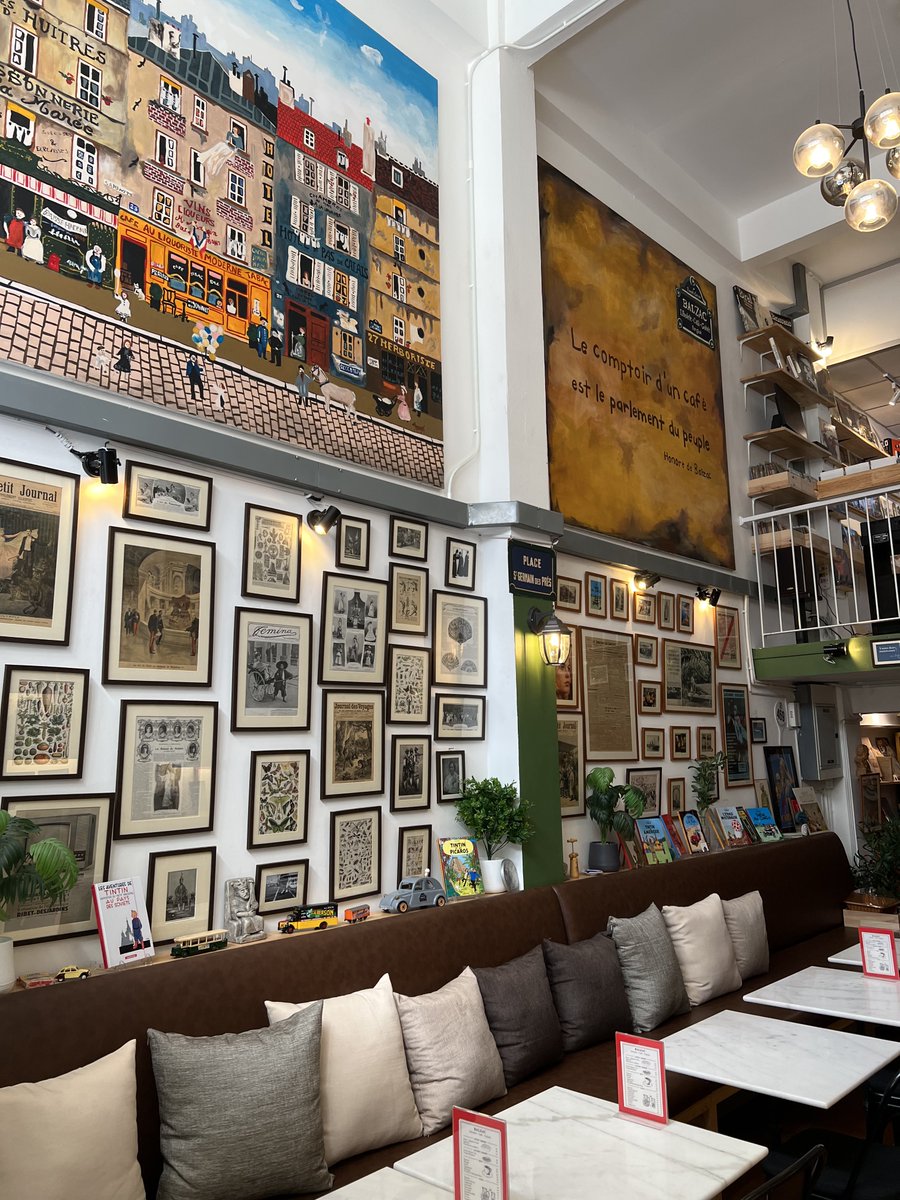 เจอร้านหนังสือสุดน่ารักโดยบังเอิญ🤍 ซ่อนตัวอยู่แถวเจริญกรุง ซอยแถวๆไปรษณีย์กลางบางรักเลย! เพิ่งเปิดได้สองอาทิตย์เอง🥺 ส่วนใหญ่เป็นภาษาฝรั่งเศษ ชั้นสองขายแผ่นเสียงไวนิล ชั้นสามจะมีฉายหนังและเป็นแกลเลอรี่เล็กๆ🖼️ บรรยากาศอบอุ่นที่สุด🍞