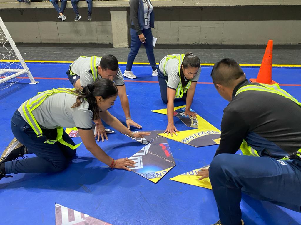PoliciaColombia's tweet photo. La Estrategia Integral de Bienestar busca mejorar las condiciones de vida de los policías y sus familias, dando cumplimiento a la Política Integral de Bienestar para la Fuerza Pública.

Muestra de ello, es el Primer Encuentro Deportivo Intercoordinaciones que lidera @SegPresidencial bajo cuatro disciplinas (atletismo, natación, ciclismo y crossfit). #DiosYPatria