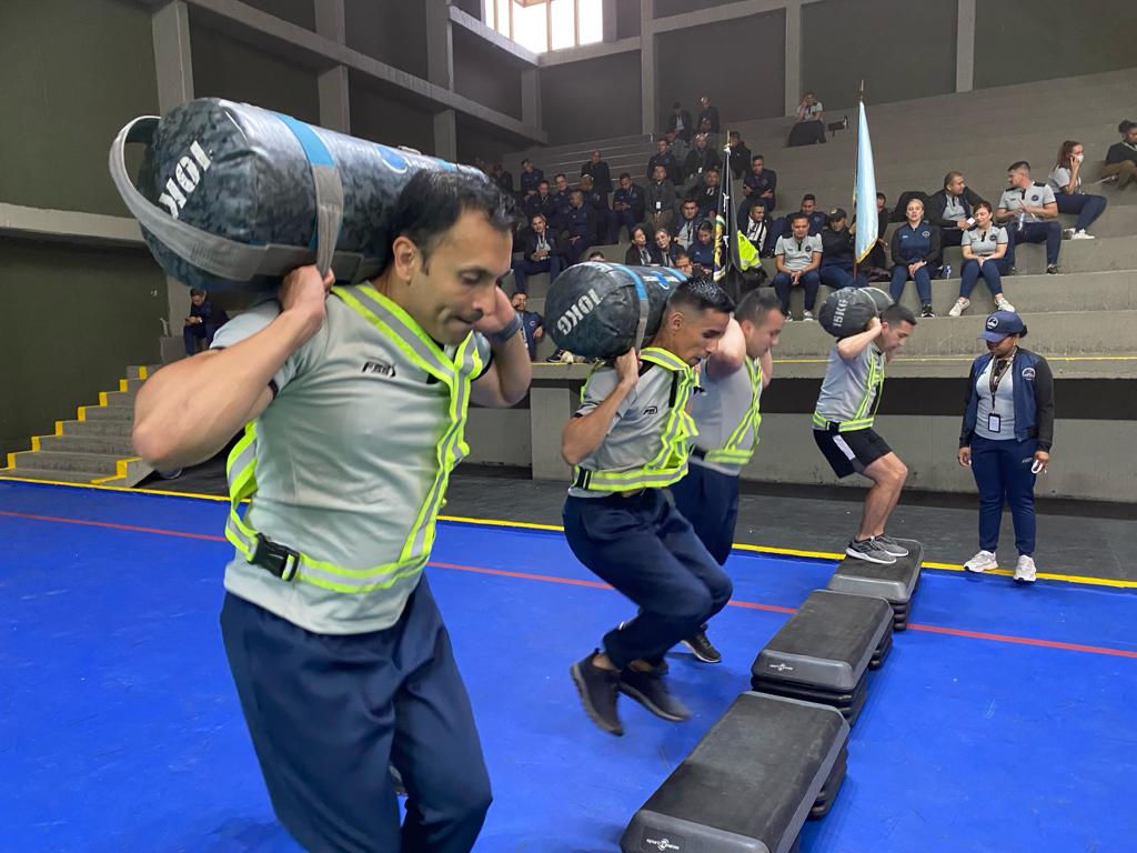 PoliciaColombia's tweet photo. La Estrategia Integral de Bienestar busca mejorar las condiciones de vida de los policías y sus familias, dando cumplimiento a la Política Integral de Bienestar para la Fuerza Pública.

Muestra de ello, es el Primer Encuentro Deportivo Intercoordinaciones que lidera @SegPresidencial bajo cuatro disciplinas (atletismo, natación, ciclismo y crossfit). #DiosYPatria