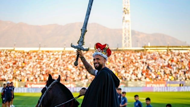 PressEcono's tweet photo. Triumphaler Empfang für “König” Arturo Vidal bei seiner Rückkehr zu Colo-Colo https://t.co/SLQUFjXOOs #ArturoVidal #ColoColo #Fußball #Rückkehr #KontroversePersönlichkeit #KöniglicherEmpfang #Karriere #ExzentrischerAuftritt https://t.co/1aulfqWLMY
