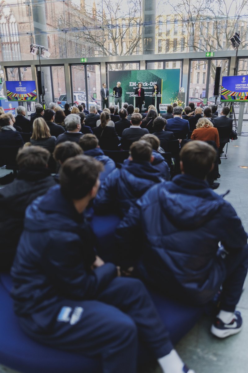 HerthaBubis's tweet photo. Am Donnerstag besuchten Spieler unserer #BSCU17 und #BSCU16 das Auswärtige Amt. Das Ministerium hatte in den Lichthof geladen, um dort die Fußballbotschafterinnen und Fußballbotschafter Deutschlands für die @EURO2024 vorzustellen.
#HaHoHe https://t.co/0JPhzmAziC