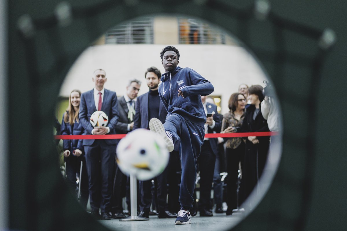 HerthaBubis's tweet photo. Am Donnerstag besuchten Spieler unserer #BSCU17 und #BSCU16 das Auswärtige Amt. Das Ministerium hatte in den Lichthof geladen, um dort die Fußballbotschafterinnen und Fußballbotschafter Deutschlands für die @EURO2024 vorzustellen.
#HaHoHe https://t.co/0JPhzmAziC