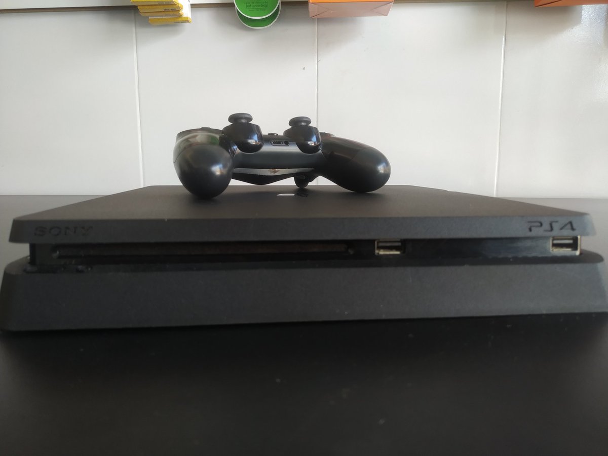 Jota_Jordy's tweet photo. Passando PS4 por 1k
Acompanha controle e os cabos.

Ele tá só com um ameaçado na lateral, mas é só na carcaça... Não tem defeito por dentro.

Interessados é só chamar no pv https://t.co/JCVQYh42QC