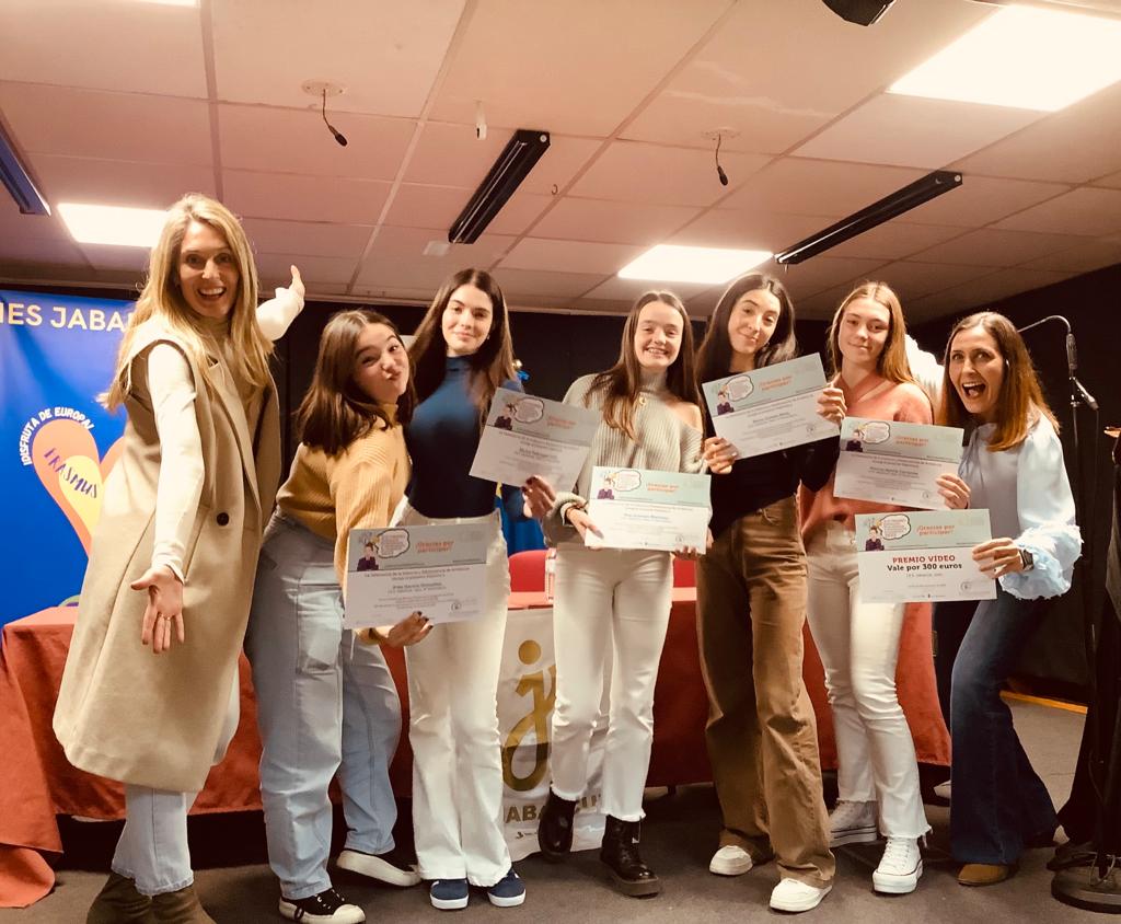 HoraJaen's tweet photo. #JAÉN | Las alumnas de 4°ESO del IES Jabalcuz, junto a su profesora, han recibido el premio accésit en la categoría de video de la Defensoría de la Infancia y la Adolescencia

Han destacado la labor de la Asociación Jabalcuz de Estudiantes 'La Pecera' y han defendido el Derecho de los niños a asociarse.

📰 Más en el artículo en #horajaen
👉🏻🌐 https://t.co/vlP4TblLAh 

#Jabalcuz #PremioDefensoriaInfancia #DerechosInfantiles
