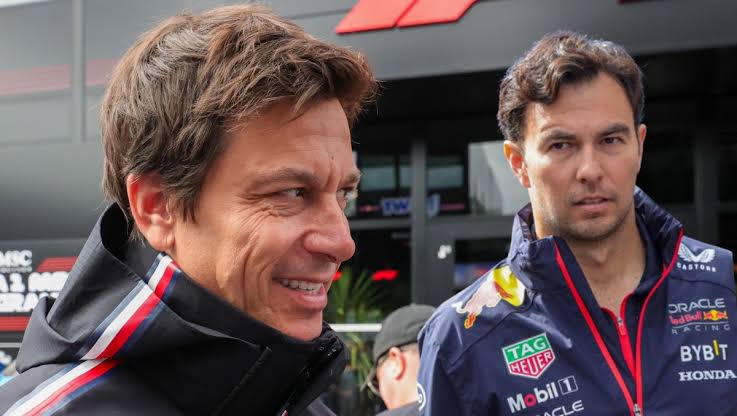F1Katt's tweet photo. Aquí nada mas acordándome de que si alguien sabia que algo pasaba con Checo en  Red Bull era Toto Wolff,

"Es extraño y bizarro, Sergio Pérez no es idiota. Lo hemos visto en todos estos años. 'Checo' es un múltiple ganador de Grandes Premios", expresó en entrevista para The Athletic.
Aunado a ello, "Checo ya era un ganador desde que estaba en Racing Point, así que no puedo comprenderlo".