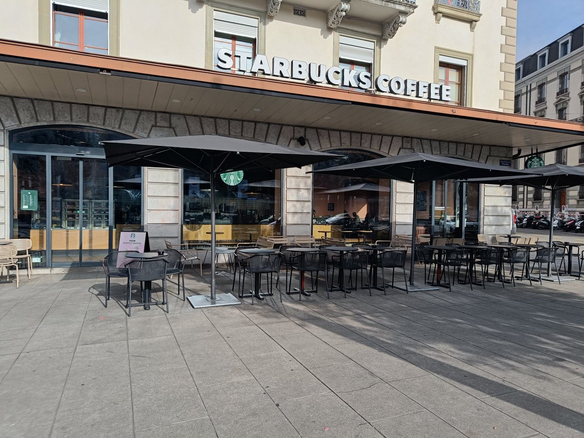 ValueTrapCM's tweet photo. @PythiaR Here's a Starbucks in Geneva, Switzerland. Tumbleweeds! Boycott in full flow https://t.co/h1BPdMFxkV