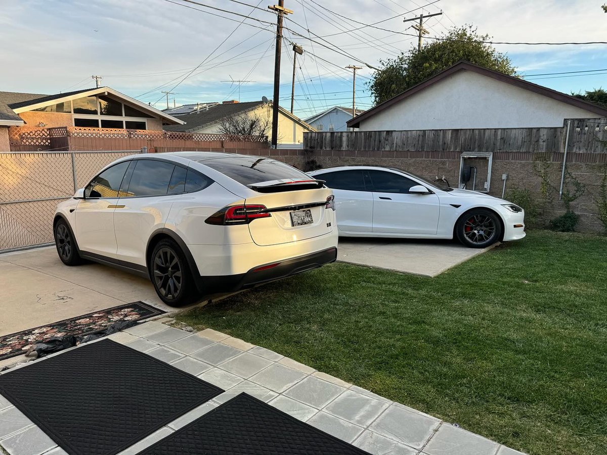 RplatebyReviver's tweet photo. Riding in style with my Tesla gang! 🚗💨 From the sleek Model S Plaid to the robust Model X Plaid, every ride is a thrill. Upgraded with Reviver RPLATEs for that extra edge. #Reviver #RPLATE #PlaidOut #TeslaLife #ReviverRevolution #ElectricSquad
📸: @Maazisrock https://t.co/XbiiLpq9vp