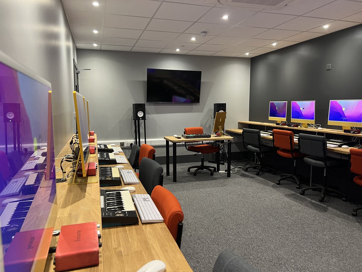 Bring your production to the next level with our state-of-the-art technology suites (equipped with top-of-the-range 2022 M1 iMacs), free to use for all students throughout their studies! Find out more at eu1.hubs.ly/H07jX860 🙌 #AppleMac #StudyMusic #ICMPLondon