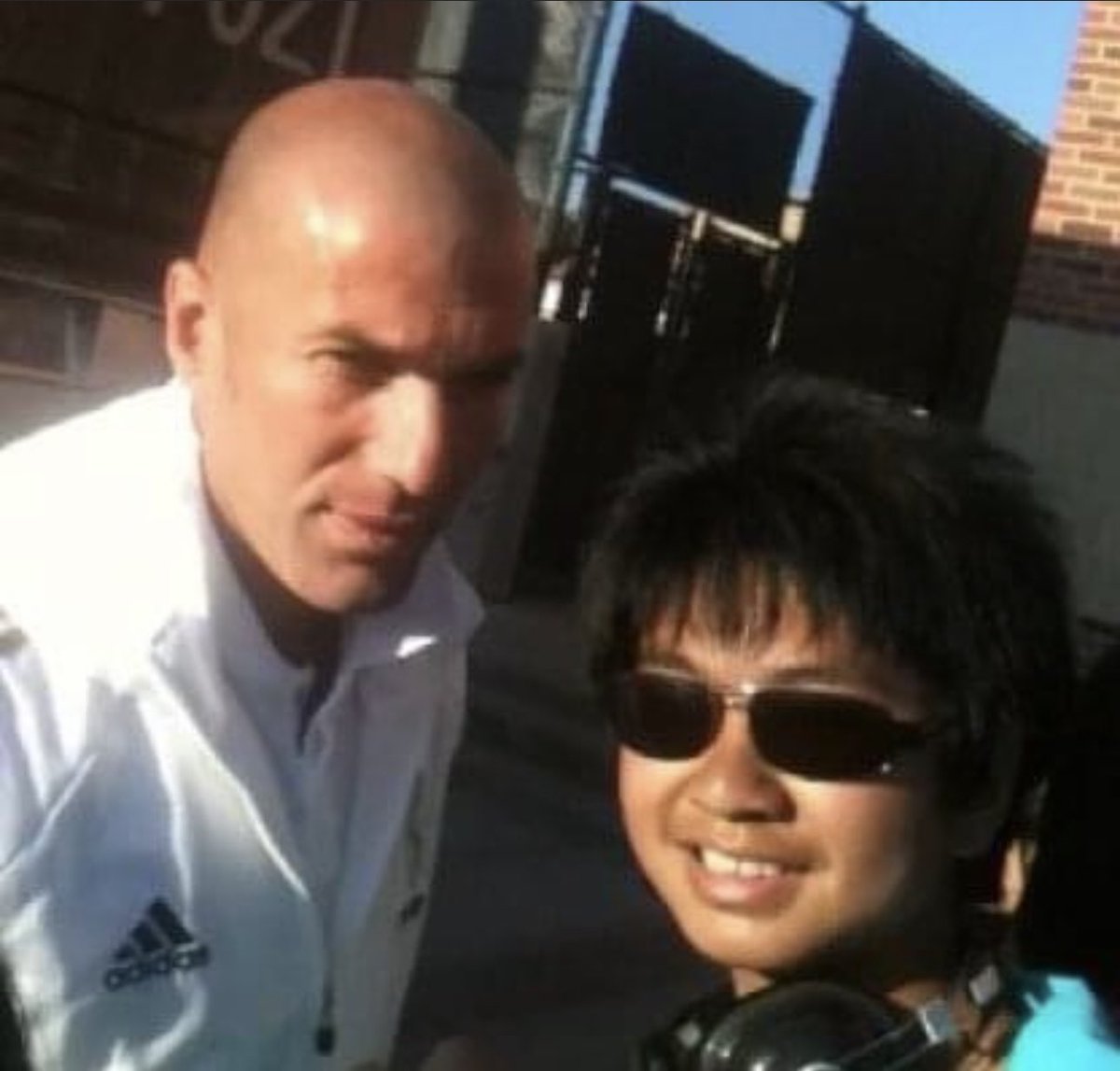 superhenrytran's tweet photo. 🔴 NOUVELLE VIDÉO ! 

Comment j’ai rencontré Zidane à Los Angeles ? Comment un cœur brisé m’a fait commencer la musculation ? Comment j’ai rencontré ma copine alors que je m’étais juré de rester célibataire ?

Tous ces souvenirs sont rattachés à des morceaux bien précis car la musique a de ça de magique, qu’elle nous permet de revivre des moments clés de notre vie 🎶✨

Aujourd’hui découvrez les souvenirs qui se cachent derrière ma playlist, voici : MES MUSIQUES D’ADOLESCENCE !
