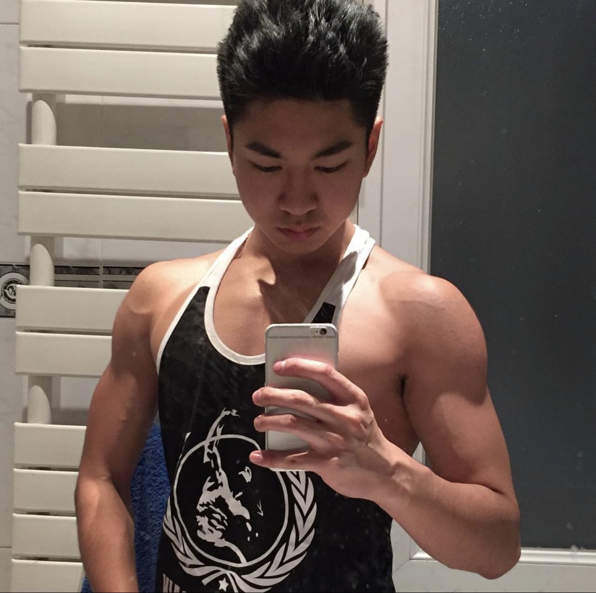 superhenrytran's tweet photo. 🔴 NOUVELLE VIDÉO ! 

Comment j’ai rencontré Zidane à Los Angeles ? Comment un cœur brisé m’a fait commencer la musculation ? Comment j’ai rencontré ma copine alors que je m’étais juré de rester célibataire ?

Tous ces souvenirs sont rattachés à des morceaux bien précis car la musique a de ça de magique, qu’elle nous permet de revivre des moments clés de notre vie 🎶✨

Aujourd’hui découvrez les souvenirs qui se cachent derrière ma playlist, voici : MES MUSIQUES D’ADOLESCENCE !