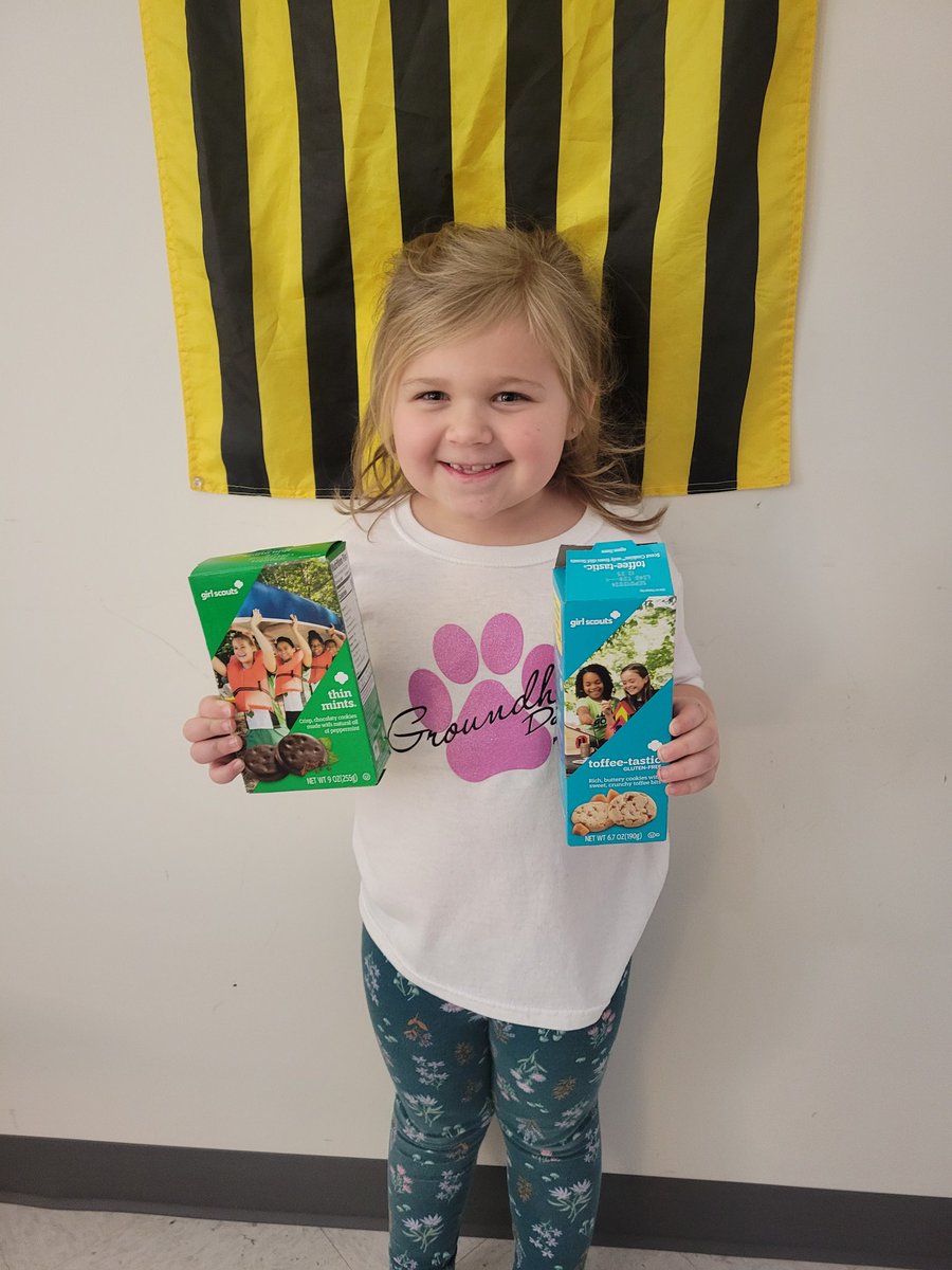 RoyalOaksPE's tweet image. The PE Department wants to thank our favorite Girl Scout for the cookie delivery today  🍪🚀#ThinMints  #ROSAPE