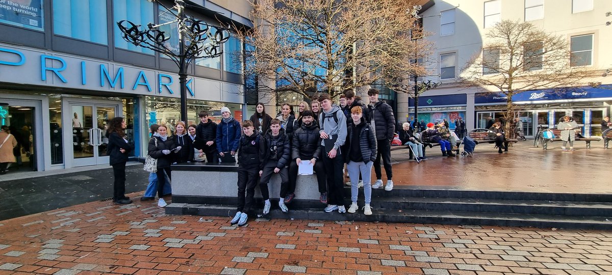 5E were out today collecting data for their assignments. Lots of enthusiasm from this group for traffic/ pedestrian counts and questionnaires📋✏️
