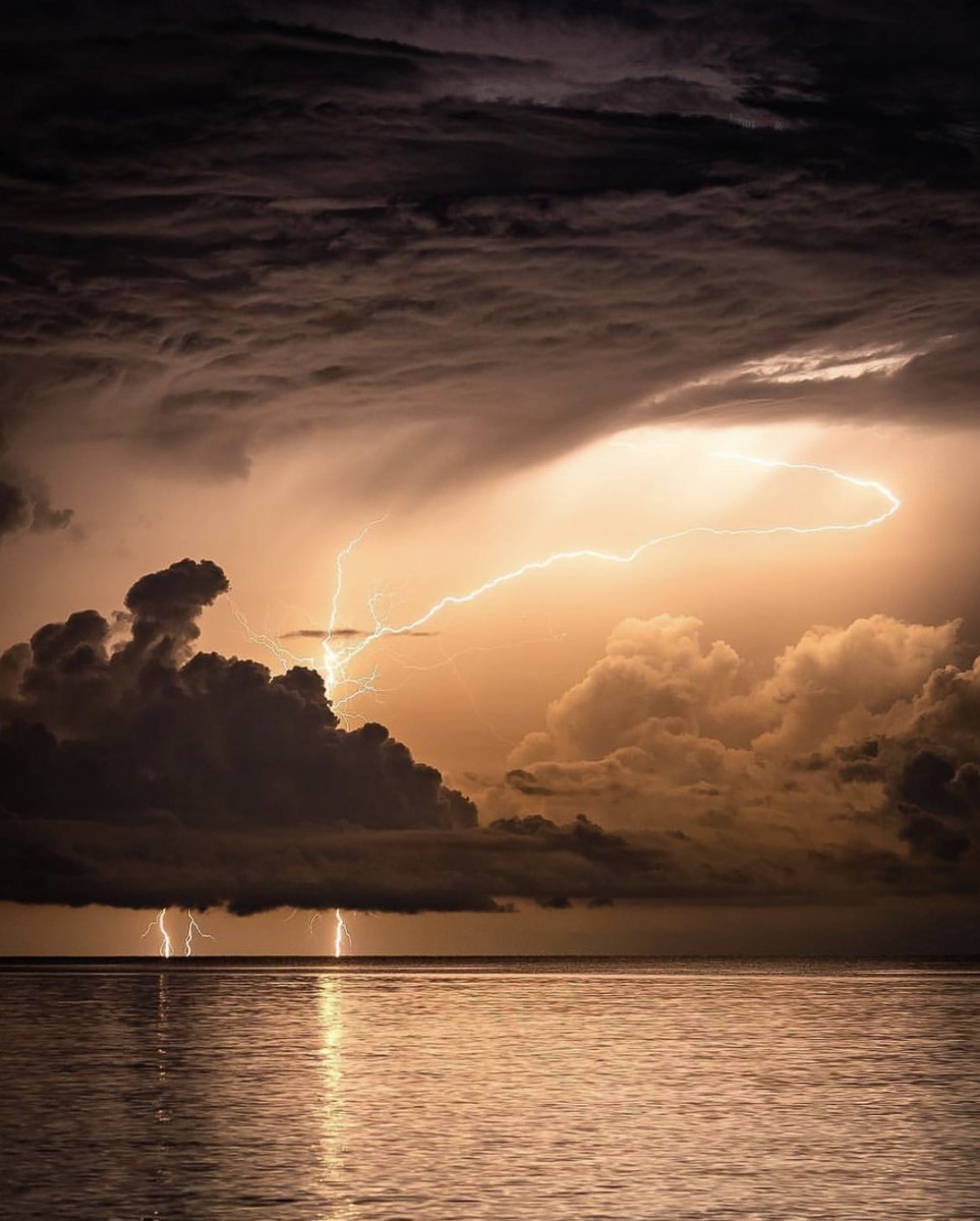 earthcurated's tweet photo. The power of nature, Venezuela. https://t.co/Na0VFcfBz0